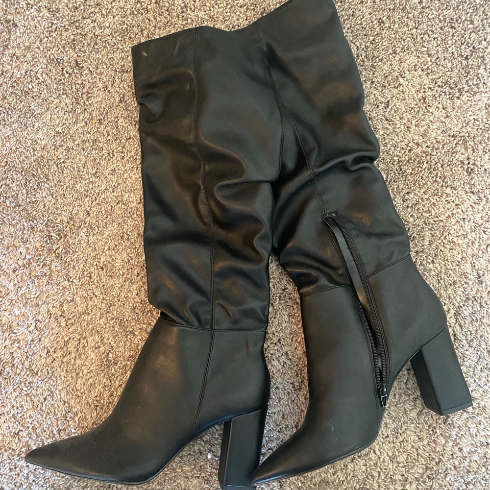 Super cute black scrunch heel boot
